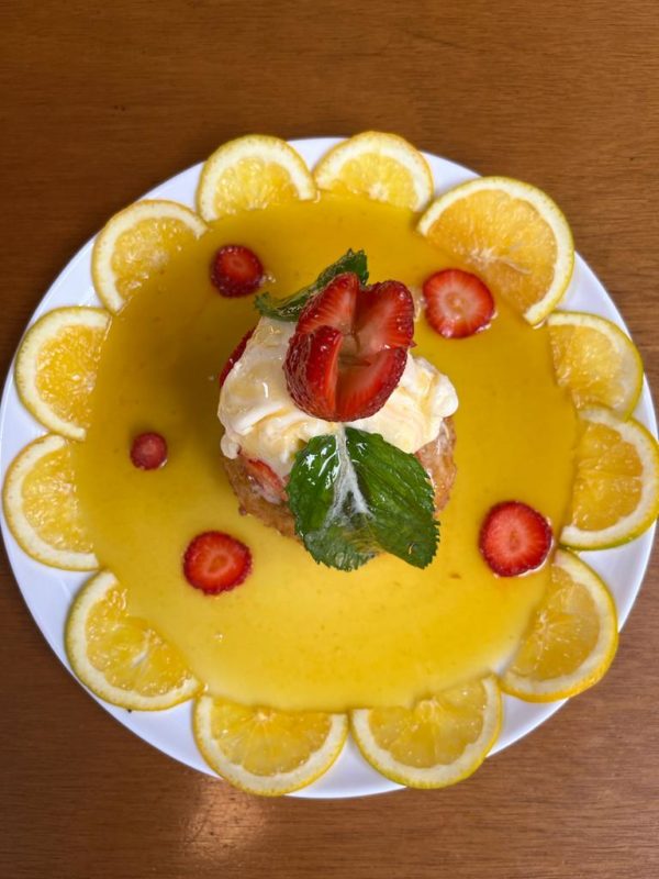 Abacaxi grelhado com sorvete de creme e calda de gengibre